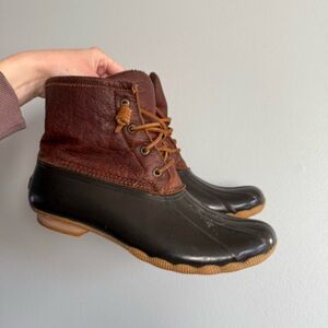 Brown and black waterproof Sperry duck boots 🔥